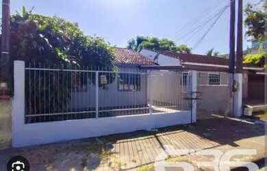 Imagem: A casa possui 4 Dormitórios, 2 Banheiros, 2 Vagas na garagem