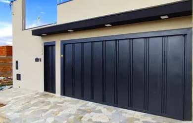 Imagem: A casa possui 3 Dormitórios, 1 Banheiro, 2 Vagas na garagem