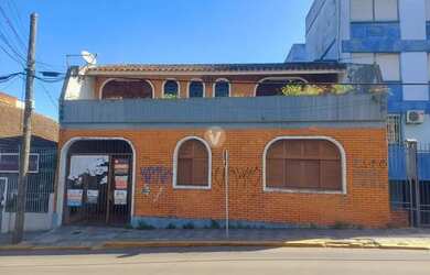 Imagem: A casa possui 4 Dormitórios, 3 Banheiros, 3 Vagas na garagem