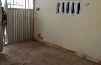 Imagem: A casa possui 2 Dormitórios, 1 Banheiro, 2 Vagas na garagem