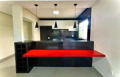 Imagem: A casa possui 1 Dormitório, 1 Banheiro, 2 Vagas na garagem