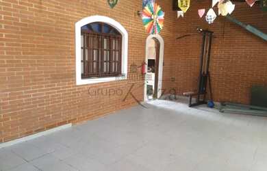 Imagem: A casa possui 2 Dormitórios, 2 Banheiros, 3 Vagas na garagem