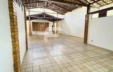 Imagem: A casa possui 4 Dormitórios, 2 Banheiros e 300m² de Área