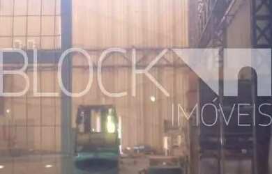 Imagem: O depósito possui 5 Vagas na garagem, 615m² de Área e está