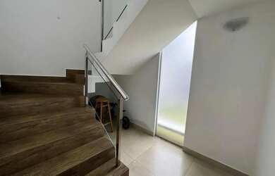 Imagem: A casa possui 3 Dormitórios, 2 Banheiros, 1 Vaga na garagem