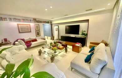 Imagem: O apartamento possui 1 Dormitório, 3 Banheiros, 2 Vagas na