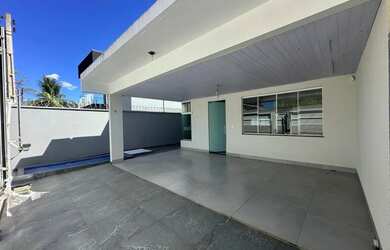 Imagem: A casa possui 4 Dormitórios, 3 Banheiros, 2 Vagas na garagem