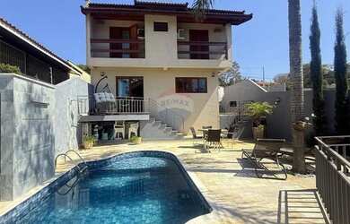 Imagem: A casa possui 3 Dormitórios, 3 Banheiros, 220m² de Área