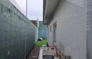 Imagem: A casa possui 3 Dormitórios, 2 Banheiros, 2 Vagas na garagem