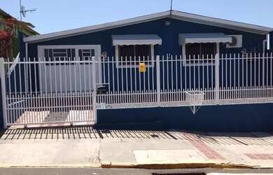 Imagem: A casa possui 3 Dormitórios, 2 Banheiros, 1 Vaga na garagem