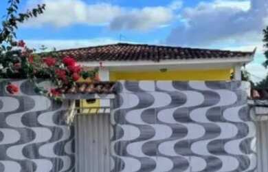 Imagem: A casa possui 3 Dormitórios, 2 Banheiros, 5 Vagas na garagem