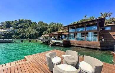 Imagem: A casa em condomínio possui 5 Dormitórios, 5 Banheiros, 2