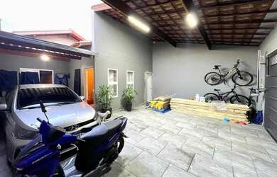 Imagem: A casa possui 2 Dormitórios, 1 Banheiro, 3 Vagas na garagem