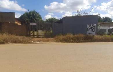 Imagem: A casa possui 2 Dormitórios e 1 Banheiro e está localizado