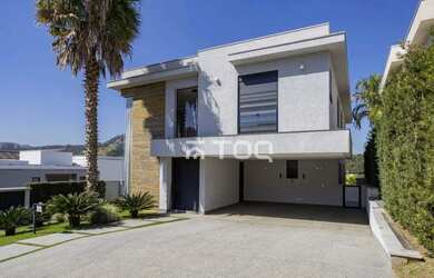 Imagem: A casa em condomínio possui 4 Dormitórios, 5 Banheiros, 4