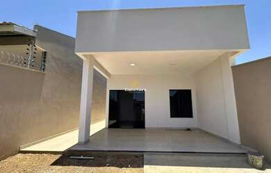 Imagem: A casa possui 2 Dormitórios, 2 Banheiros, 2 Vagas na garagem