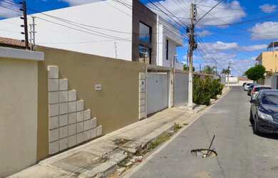 Imagem: A casa possui 2 Dormitórios, 3 Banheiros, 3 Vagas na garagem