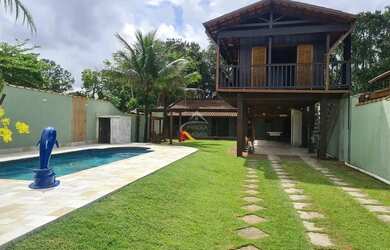 Imagem: A casa possui 4 Dormitórios, 3 Banheiros, 2 Vagas na garagem