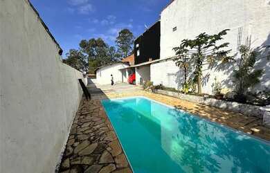 Imagem: A casa possui 3 Dormitórios, 3 Banheiros, 2 Vagas na garagem