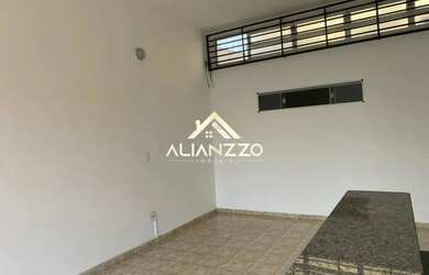 Imagem: O depósito possui 2 Vagas na garagem, 76m² de Área e está