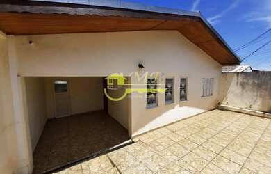 Imagem: A casa possui 2 Dormitórios, 1 Banheiro, 2 Vagas na garagem