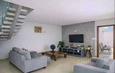 Imagem: A casa possui 5 Dormitórios, 4 Banheiros, 2 Vagas na garagem