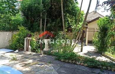 Imagem: A casa possui 4 Dormitórios, 2 Banheiros, 2 Vagas na garagem