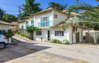 Imagem: A casa em condomínio possui 4 Dormitórios, 4 Banheiros, 3