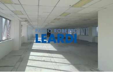 Imagem: O depósito possui 5 Vagas na garagem, 457m² de Área e está