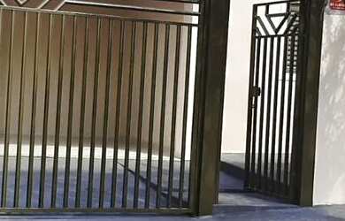 Imagem: A casa possui 2 Dormitórios, 2 Banheiros, 2 Vagas na garagem