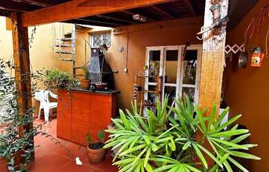 Imagem: A casa possui 2 Dormitórios, 2 Banheiros e 2 Vagas na garagem