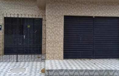 Imagem: A casa possui 3 Dormitórios, 2 Banheiros, 1 Vaga na garagem