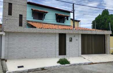 Imagem: A casa possui 4 Dormitórios, 4 Banheiros, 2 Vagas na garagem