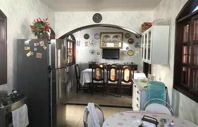 Imagem: A casa possui 4 Dormitórios, 4 Banheiros, 5 Vagas na garagem