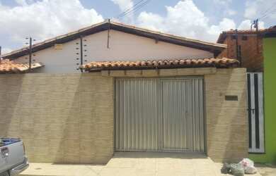 Imagem: A casa possui 3 Dormitórios, 2 Banheiros e 1 Vaga na garagem