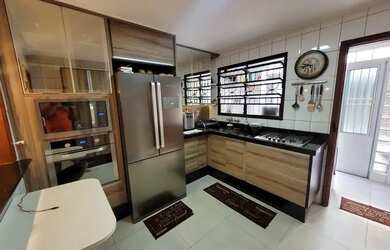 Imagem: A casa possui 3 Dormitórios, 4 Banheiros, 2 Vagas na garagem