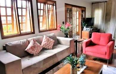 Imagem: A casa à venda possui 3 Dormitórios, 4 Banheiros, 5 Vagas