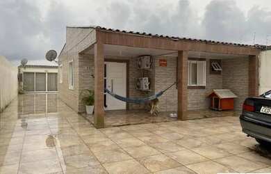 Imagem: A casa possui 3 Dormitórios, 2 Banheiros, 1 Vaga na garagem