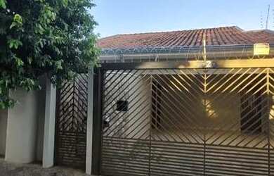 Imagem: A casa possui 3 Dormitórios, 3 Banheiros, 2 Vagas na garagem