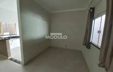 Imagem: A casa possui 2 Dormitórios, 2 Banheiros, 2 Vagas na garagem