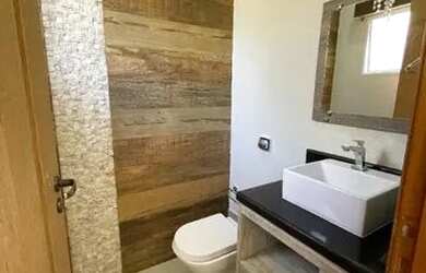 Imagem: A casa em condomínio possui 4 Dormitórios, 4 Banheiros, 5