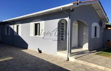 Imagem: A casa possui 4 Dormitórios, 3 Banheiros, 1 Vaga na garagem