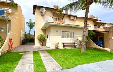 Imagem: A casa em condomínio possui 3 Dormitórios, 1 Banheiro, 2 Vagas