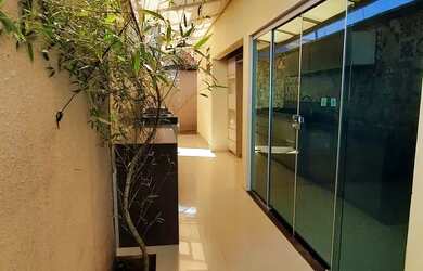 Imagem: A casa possui 3 Dormitórios, 2 Banheiros, 2 Vagas na garagem