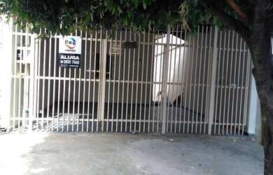 Imagem: A casa possui 2 Dormitórios, 1 Banheiro, 2 Vagas na garagem