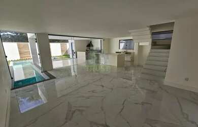 Imagem: A casa em condomínio possui 4 Dormitórios, 5 Banheiros, 2