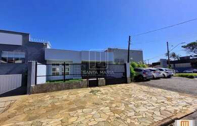 Imagem: O depósito possui 4 Vagas na garagem, 215m² de Área e está