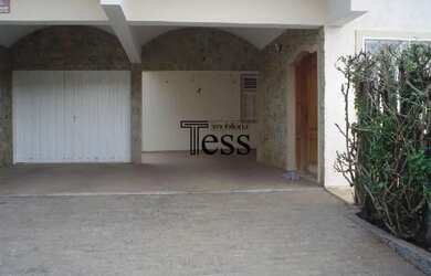 Imagem: A casa possui 4 Dormitórios, 5 Banheiros, 4 Vagas na garagem