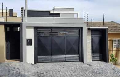 Imagem: A casa possui 3 Dormitórios, 2 Banheiros, 2 Vagas na garagem