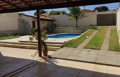 Imagem: A casa possui 1 Dormitório, 2 Banheiros, 3 Vagas na garagem